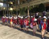 Học sinh lớp 1 - Trường Tiểu học và Trung học cơ sở Lê Quý Đôn trong niềm vui nhận mũ bảo hiểm do Công ty Honda Việt Nam tài trợ